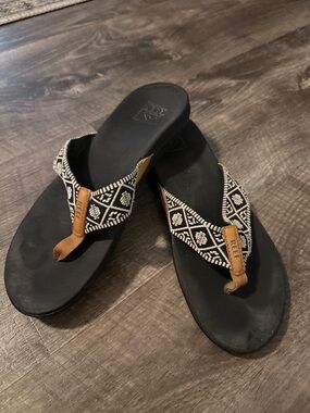 Reef Black and White Woven Sandals